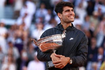 Carlos Alcaraz muy sonriente con su primer Roland Garros. 