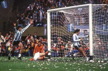 1978 shows Argentina's midfielder Mario Kempes 