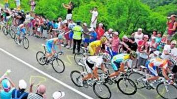 <b>DÍA MOVIDO. </b>La etapa terminó en un sprint con triunfo de Cavendish, pero el pelotón rodó a más de 46 km/h en el día de más calor de toda la carrera.