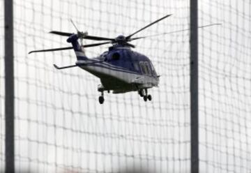 La nota anecdótica en el entrenamiento del Leicester sucedió cuando un helicóptero sobrevoló la sesión de trabajo del equipo inglés. Poco a poco fue descendiendo hasta aterrizar en uno de los campos anexos al que se estaba ejercitando el conjunto inglés. Poco después salió uno de los hijos del dueño del Leicester, Aiyawatt Srivaddhanaprabha.