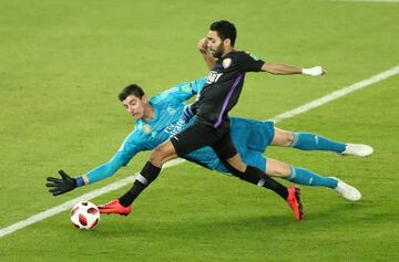 Courtois ante Fayez en una jugada de la final del Mundial de Clubes contra el Al Ain.