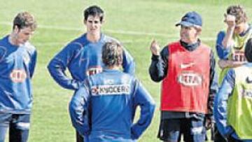<b>MOTIVACIÓN. </b>En el entrenamiento posterior al día del derbi, Aguirre comunica a sus jugadores que el cuarto puesto está al alcance .