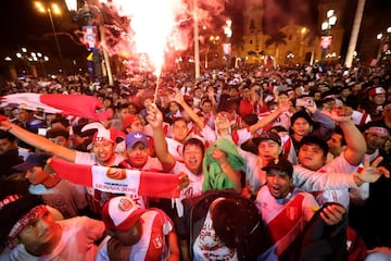 PER02. LIMA (PERÚ), 16/11/2017. Miles de hinchas festejan la clasificación de su país al Mundial de Rusia 2018 hoy, miércoles 15 de noviembre de 2017, tras vencer 2-0 a la selección de Nueva Zelanda al termino del partido de repesca disputado entre ambos equipos en el Estadio Nacional de Lima (Perú). EFE/Víctor Gonzáles