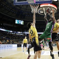 Iberostar arrasa al Unicaja en el peor día de Jaime Fernández