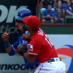 José Bautista sufre un pelotazo y luego un derechazo