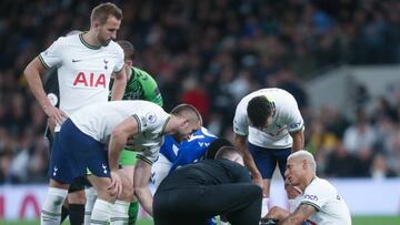 LONDON, ENGLAND - OCTOBER 15: Tottenham Hotspur's Richarlison picks up an injury and is forced to be substituted during the Premier League match between Tottenham Hotspur and Everton FC at Tottenham Hotspur Stadium on October 15, 2022 in London, United Kingdom. (Photo by Rob Newell - CameraSport via Getty Images)