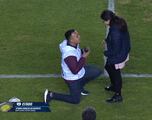 ¡Qué viva el amor! En el entretiempo del Atlante vs Pumas Tabasco, hubo pedida de matrimonio