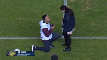 ¡Qué viva el amor! En el entretiempo del Atlante vs Pumas Tabasco, hubo pedida de matrimonio