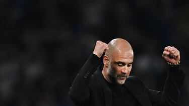 Pep Guardiola celebra la Champions ganada con el Manchester City.