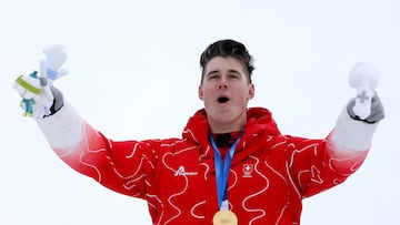 BORMIO (Italy), 11/02/2026.- Gold medalist Franjo van Allmen of Switzerland celebrates on the podium after the Men's Super G of the Alpine Skiing competitions at the Milano Cortina 2026 Winter Olympic Games, Stelvio ski centre in Bormio, Italy, 11 February 2026. (Italia, Suiza) EFE/EPA/GUILLAUME HORCAJUELO