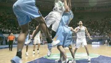 <b>INFILTRADO. </b>Charles Smith ensaya el tiro tras colarse en la zona defensiva del Polaris Murcia.