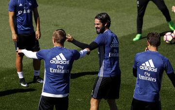 Último entrenamiento del Real Madrid antes de viajar a Málaga