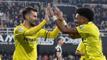 Baena y Mojica celebran el primer gol.