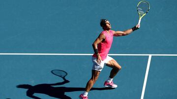 Nadal ejecuta un remate en el Open de Australia.