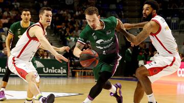 GRAF3079. MÁLAGA, 21/12/2019.- El base estadounidense de Unicaja Josh Adams (c) avanza con el balón ante Dennis Seely (d) y Rodrigo San Miguel, ambos de Unicaja, durante el partido de la Liga ACB de baloncesto que se disputa esta tarde en el Palacio de Deportes Martín Carpena, en Málaga. EFE/Jorge Zapata