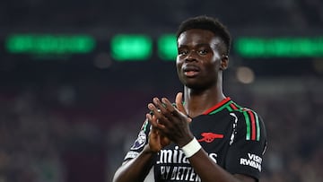 Arsenal's English midfielder #07 Bukayo Saka applauds during the English Premier League football match between West Ham United and Arsenal at the London Stadium, in London on November 30, 2024. (Photo by HENRY NICHOLLS / AFP) / RESTRICTED TO EDITORIAL USE. No use with unauthorized audio, video, data, fixture lists, club/league logos or 'live' services. Online in-match use limited to 120 images. An additional 40 images may be used in extra time. No video emulation. Social media in-match use limited to 120 images. An additional 40 images may be used in extra time. No use in betting publications, games or single club/league/player publications. /