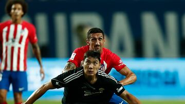 Seoul (Korea, Republic Of), 27/07/2023.- Atletico Madrid's Stefan Savic (back) in action with South Korea K-League's Joo Min-kyu (front) during a soccer friendly match between South Korea's K-League vs Atletico Madrid at Sangam World Cup Stadium in Seoul, South Korea, 27 July 2023. (Futbol, Amistoso, Mundial de F¨²tbol, Corea del Sur, Se¨²l) EFE/EPA/JEON HEON-KYUN