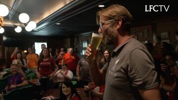 Klopp sorprende a los hinchas en un bar, bebe cerveza y... ¡canta con ellos!