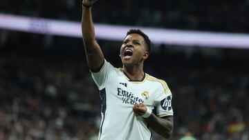 MADRID, 10/02/2024.- El delantero brasileño del Real Madrid, Rodrygo, celebra el cuarto gol del equipo madridista durante el encuentro correspondiente a la jornada 24 de primera división que disputan hoy sábado Real Madrid y Girona en el estadio Santiago Bernabéu, en Madrid. EFE / Kiko Huesca.
