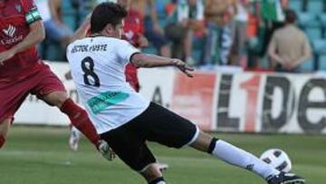 <b>TABLAS. </b>Héctor Yuste empalma un balón ante varios jugadores del Córdoba en el duelo de ayer.