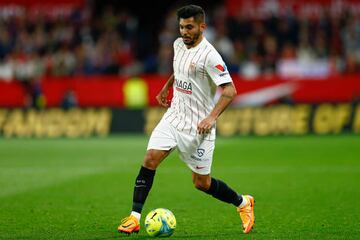 Tecatito Corona durante un partido con el Sevilla