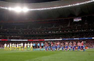 Formación de los equipos del Cádiz y Atlético de Madrid en el centro del campo del Cívitas Metropolitano.