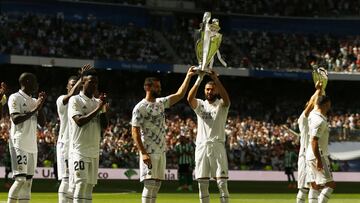 Nacho y Benzema ofrecen la decimocuarta Copa de Europa al público del Bernabéu.