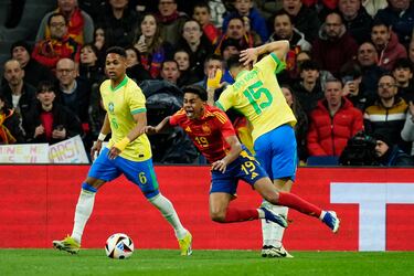 Lamine Yamal se interna en el área brasileña, supera a Wendel y João Gomes derriba al jugador del Barcelona.