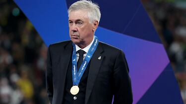 London (United Kingdom), 01/06/2024.- Real Madrid head coach Carlo Ancelotti waits for the start of the trophy ceremony after picking up his winner's medal following the UEFA Champions League final match of Borussia Dortmund against Real Madrid, in London, Britain, 01 June 2024. Real Madrid won 2-0. (Liga de Campeones, Rusia, Reino Unido, Londres) EFE/EPA/NEIL HALL