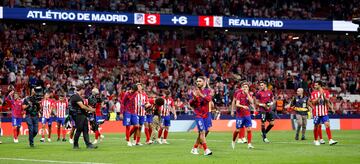 Los jugadores del Atlético celebran la victoria con sus seguidores.