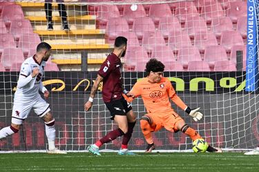 Guillermo Ochoa vuelve a destacar en el empate del Salernitana