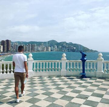 En su tiempo libre, le gusta viajar por el mundo. En esta imagen, está en el Balcón del Mediterráneo, Benidorm.