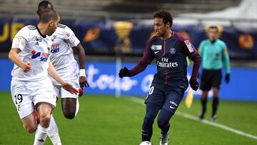 FRA01. AMIENS (FRANCIA), 10/01/2018.- El jugador del París Saint Germain Neymar Jr (d) disputa el balón con Oualid El Hajjam (i) de Amiens hoy, miércoles 10 de enero de 2018, durante el partido de cuartos de final de la Copa de la Lig