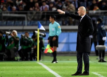 Real Madrid's head coach Zinedine Zidane (R) watches the game during the Club World Cup semi-final football match between Club America of Mexico and Real Madrid