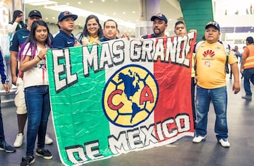 El Aeropuerto Internacional de la Ciudad de México vivió minutos caóticos ante la llegada del guardameta mexicano, ahora elemento de Las Águilas.