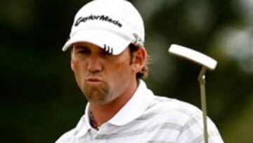 <b>EN CABEZA |</b> El español Sergio García lidera con tres golpes de ventaja sobre los americanos Anthony Kim y Phil Mickelson el ''Tour Championship'' a la conclusión de la tercera jornada después de conseguir ''birdie'' en dos de los últimos cuatro hoyos para entregar una tarjeta de 67 golpes, tres por debajo del par.