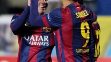 Messi y Luis Su&aacute;rez celebran uno de los goles de la goleada del Barcelona ante el AOPEL.
