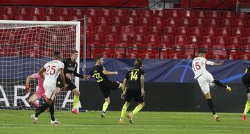 El centro de una falta termina pegando en el poste derecho, pero En-Nesyri recoge el rechace y marca a placer para remontar el partido.