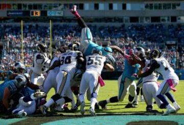 Mike Tolbert de los Carolina Panthers es detenido en su avance durante el encuentro contra los St. Louis Rams.
