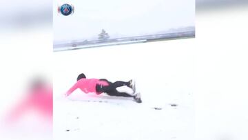 El planchazo de Dani Alves en la nieve y las risas de Neymar