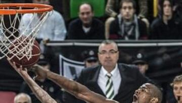 <b>CON GARRA. </b>Aboudou trata de interceptar la entrada a canasta de Txemi Urtasun.