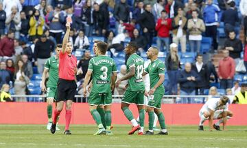 ¡Gabriel Pires es expulsado! El jugador protestó a Igleisas Villanueva que pitase el final cuando El Zhar iba a disparar a portería.