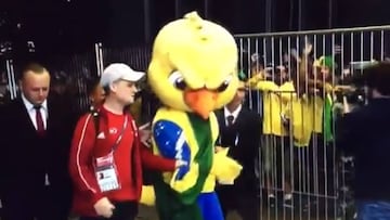 La mascota de Brasil, Canarinho, al ser detenido por la polic&iacute;a rusa a las puertas del hotel de la selecci&oacute;n brasile&ntilde;a en Mosc&uacute;.