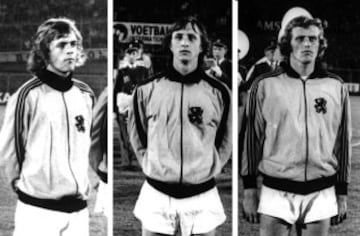 El Ajax revolucionó el fútbol como juego, logrando los campeonatos de 1971, 1972 y 1973. En el centro de ello estaba Johan Cruyff, con Johnny Rep a su derecha y Piet Kiezer sobre su izquierda. El trío brilló tambien para Países Bajos en la Copa Mundial 19