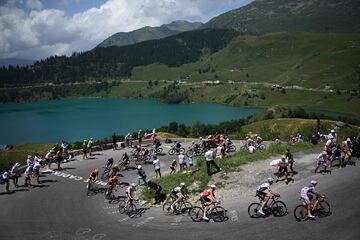 Los ciclistas han pasado por el precioso 'Lac de Roselend' durante esta etapa 17. 