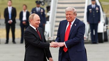 El momento histórico en el que Donald Trump estrecha la mano de Vladimir Putin