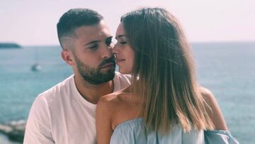 Jordi Alba y su pareja, Romarey Ventura, durante sus vacaciones de verano 2017