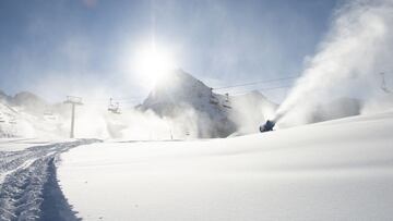 Los ca&ntilde;ones de nieve y los remontes de la estaci&oacute;n de esqu&iacute; de Grandvalira (Andorra), en marcha desde este 30 de noviembre del 2021. 