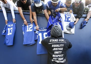 El jugador de los Indianapolis Colts Malik Hooker firma autógrafos antes del partido contra los Seattle Seahwks.