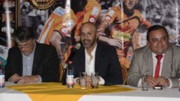 Figueroa, al centro, y González, a la izquierda, desarrollarán una labor comercial en Cobreloa.